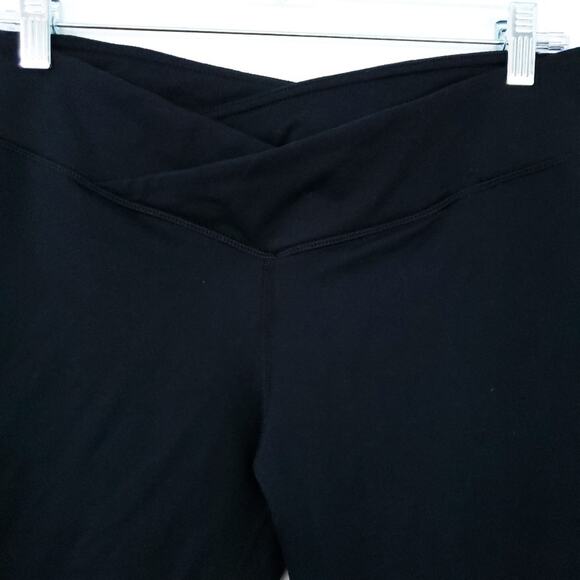 Fabletics Black Capri Crop Leggings Workout Pants Yoga  Exercise 19" Inseam - Picture 2 of 4